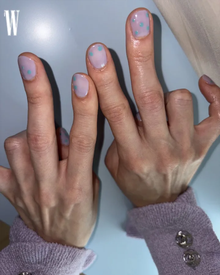 김민하 네일 하나로 시작된 올여름 반짝임.